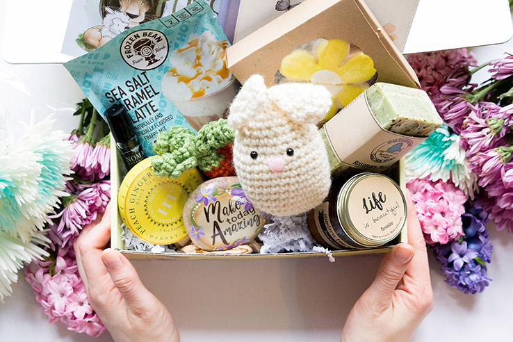 Custom mailer box for Easter by Packlane for Hopebox