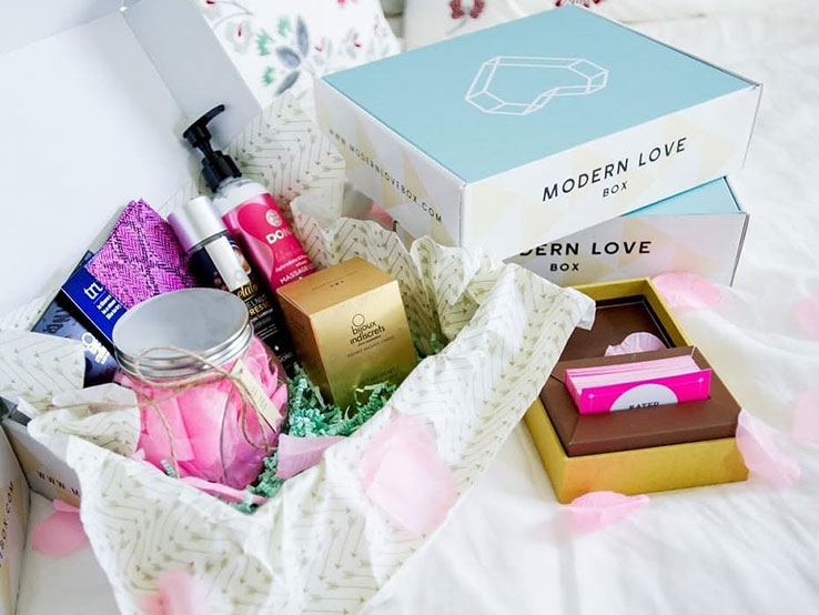 Custom tissue paper in mailer box